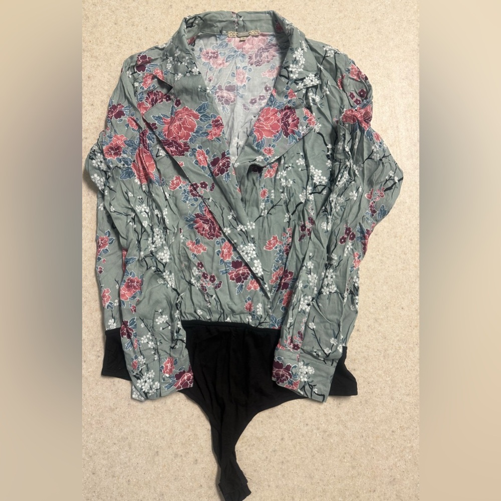 Gimmicks by BKE Gray and Green Ruched Floral Bodysuit